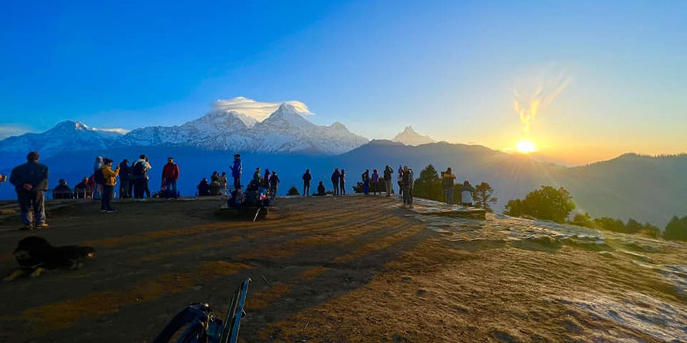 सूर्योदय हेर्दै पुनहिलमा पर्यटक